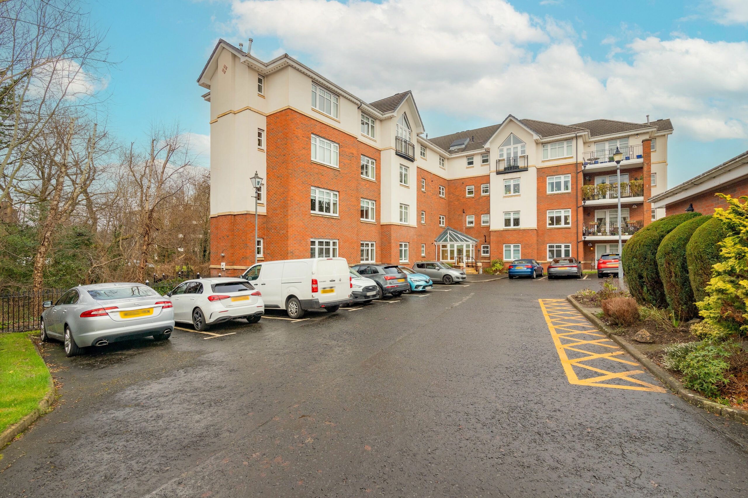 The Hollows, Ayr Road, Giffnock Corum Property