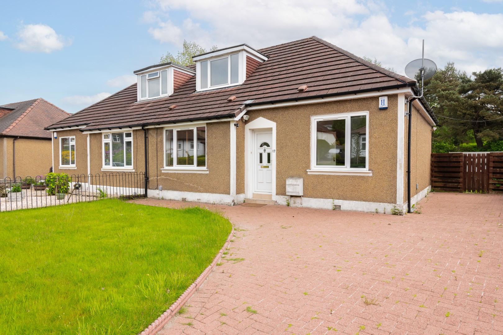 17 Hillfoot Drive, Bearsden, G61 3QQ Corum Property