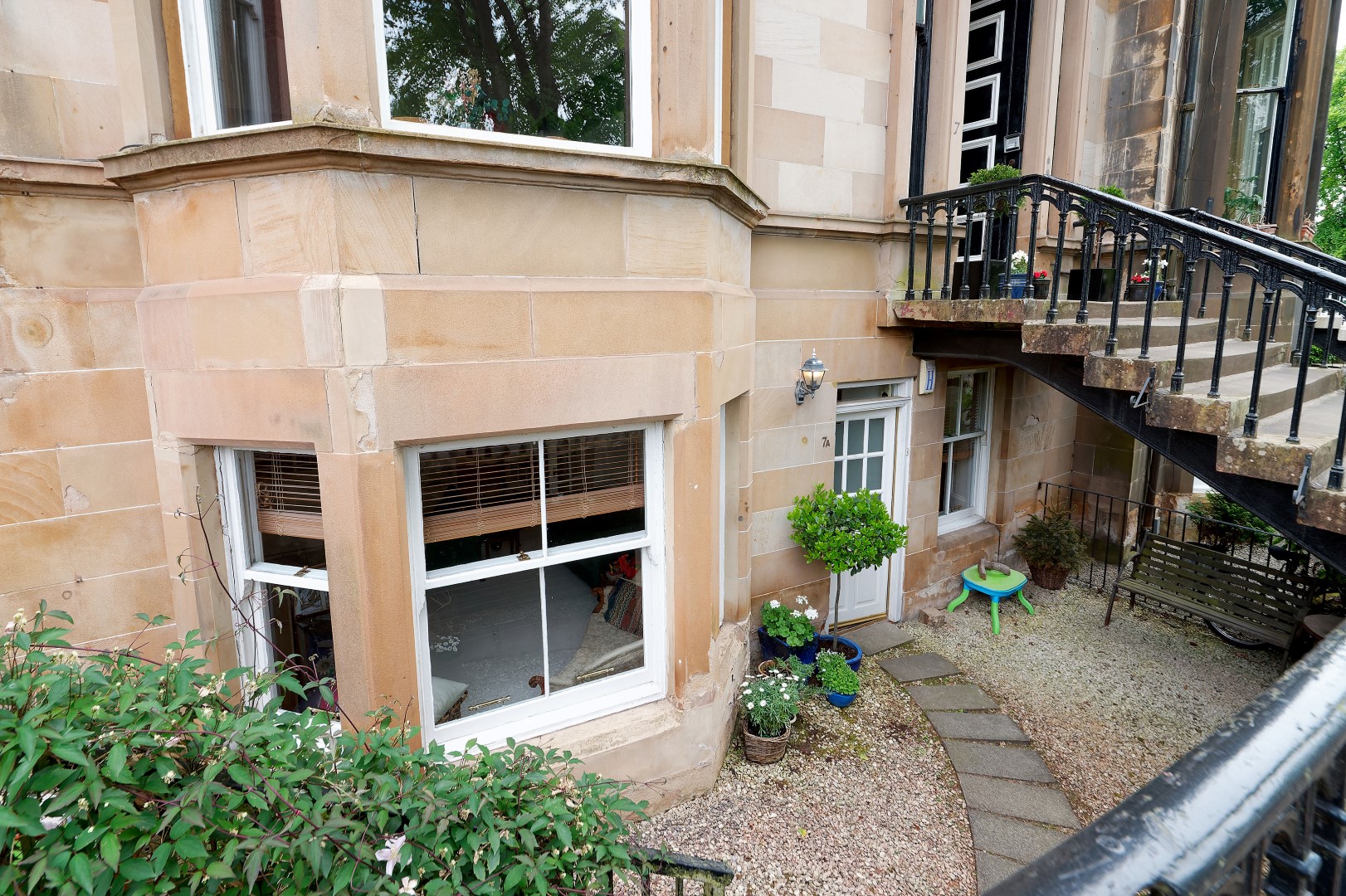 Main Door, Kirklee Quadrant, Kelvinside, G12 0TS Corum Property