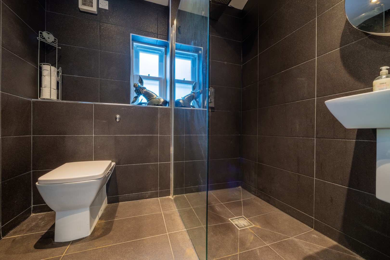 GYM & GYM SHOWER ROOM (1)
