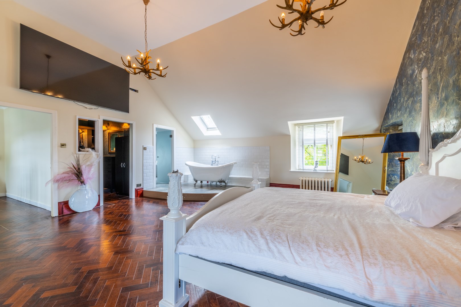 PRINCIPLE BEDROOM SUITE (3)