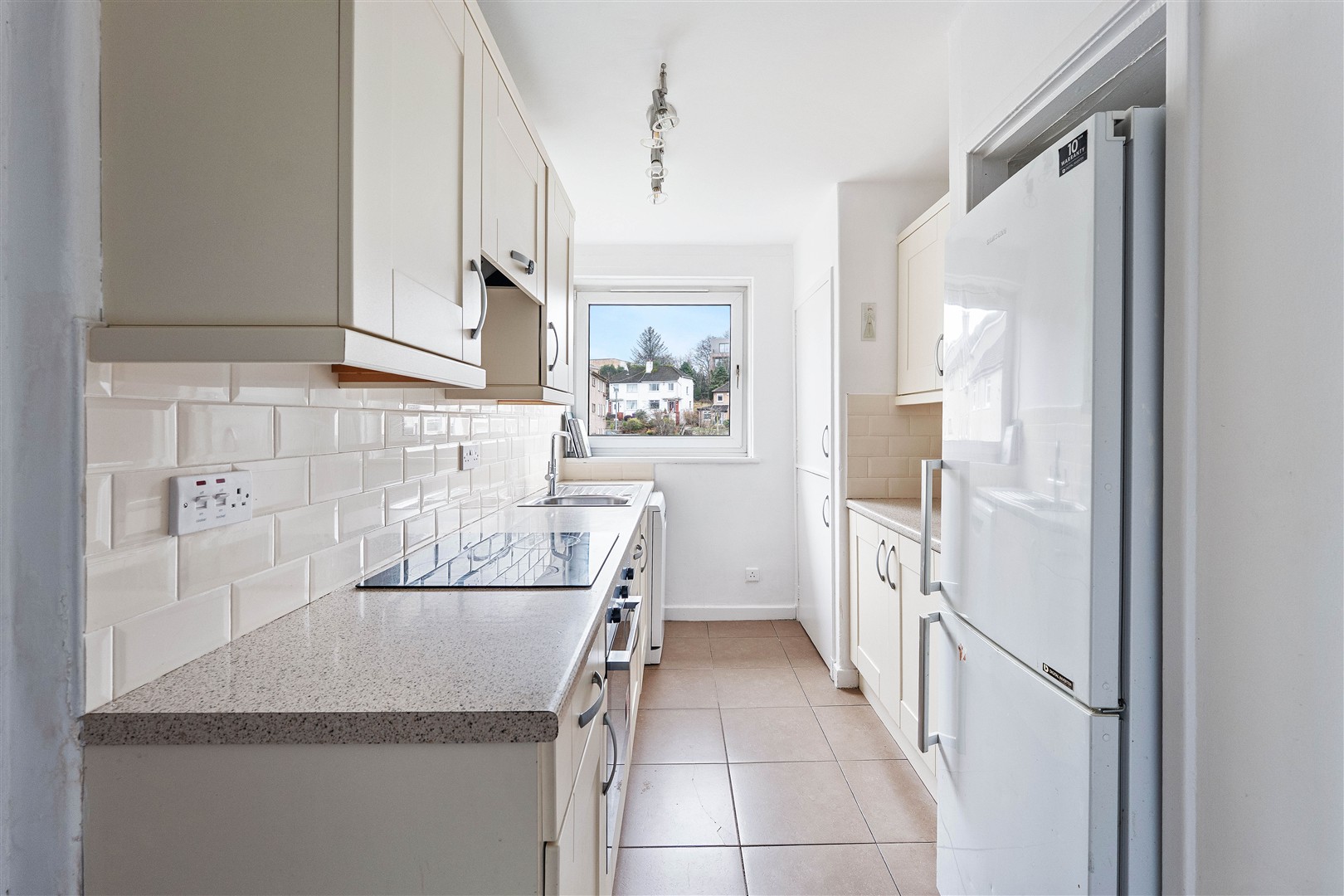 2.2 121 Helensburgh Drive 4 (Large)