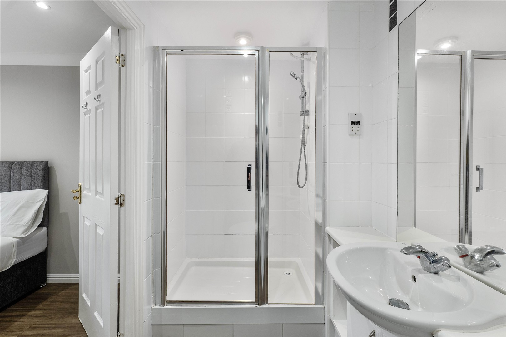 0.3 1 Branklyn Court 8 (Large)