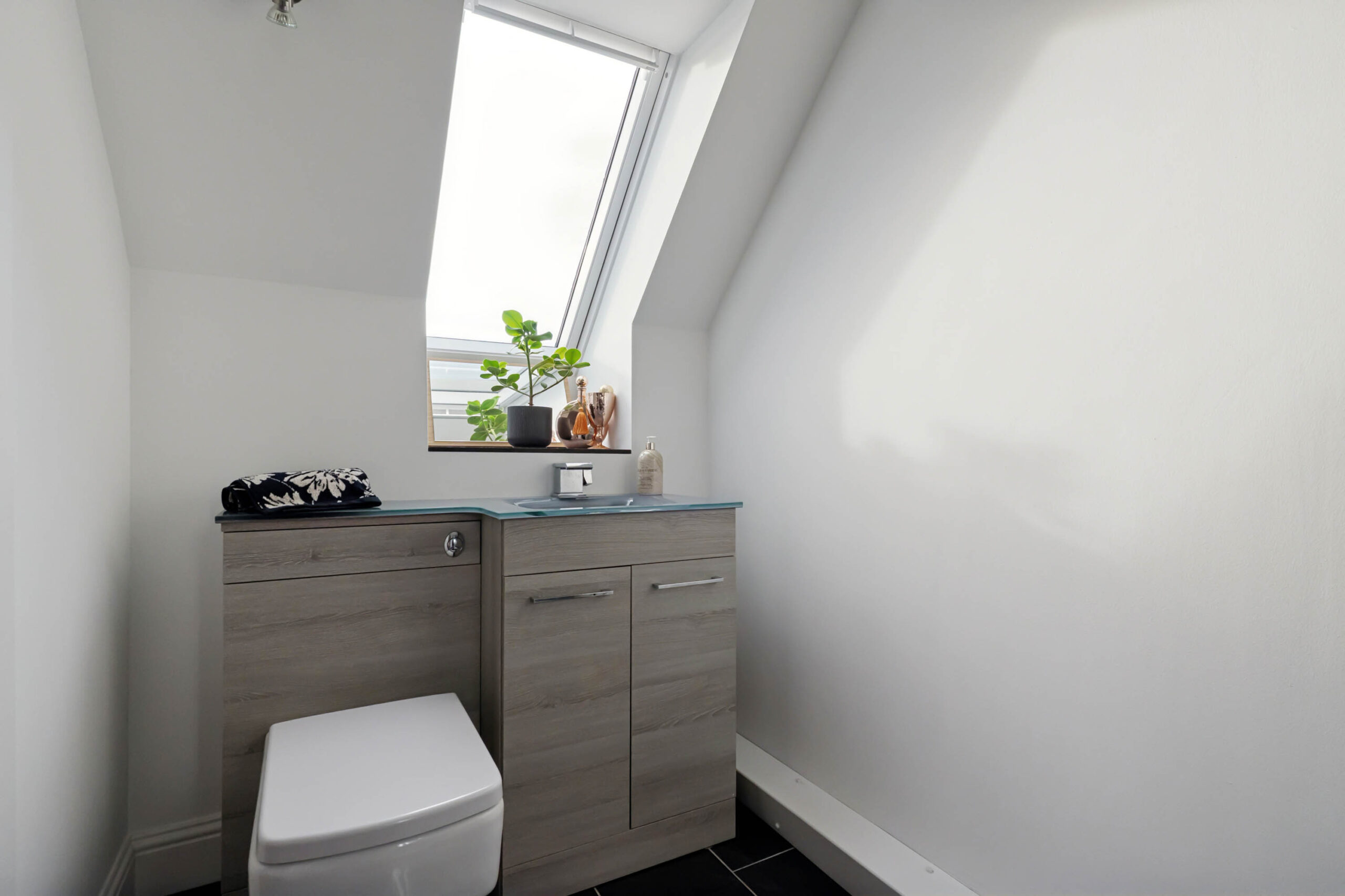 En-suite to bedroom 3