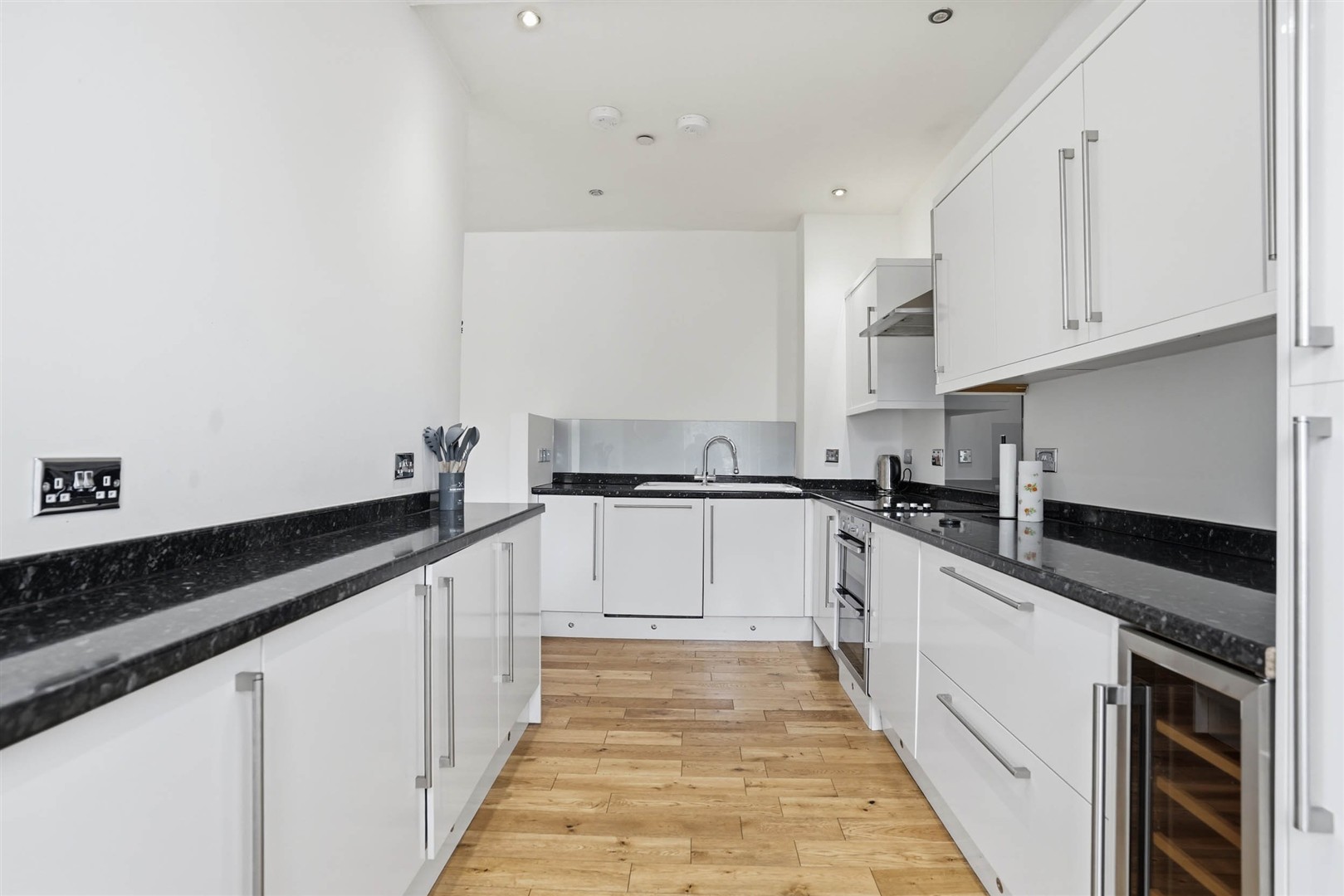 Lower Duplex 10 Woodside Crescent 6 (Large)