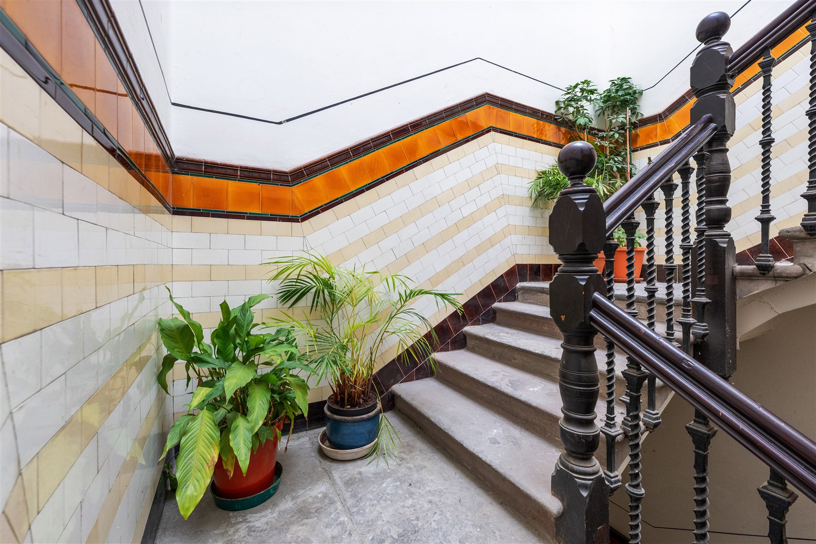 3.2 11 Kirklee Quadrant 19 (Large)