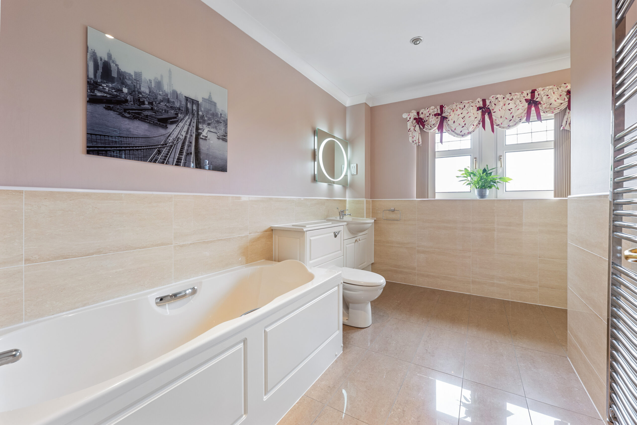 En-suite to Bedroom 3.1