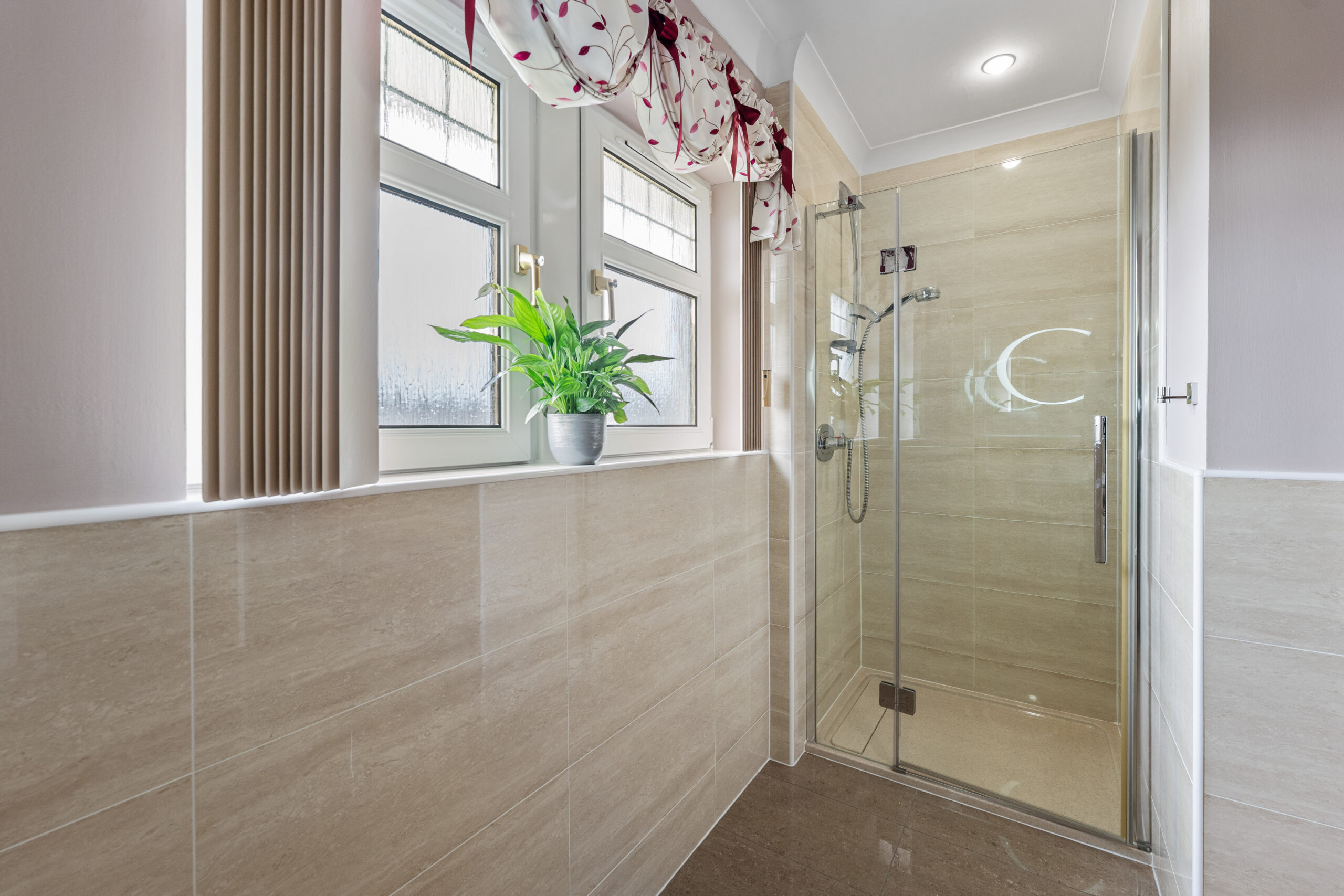 En-suite to Bedroom 3.2