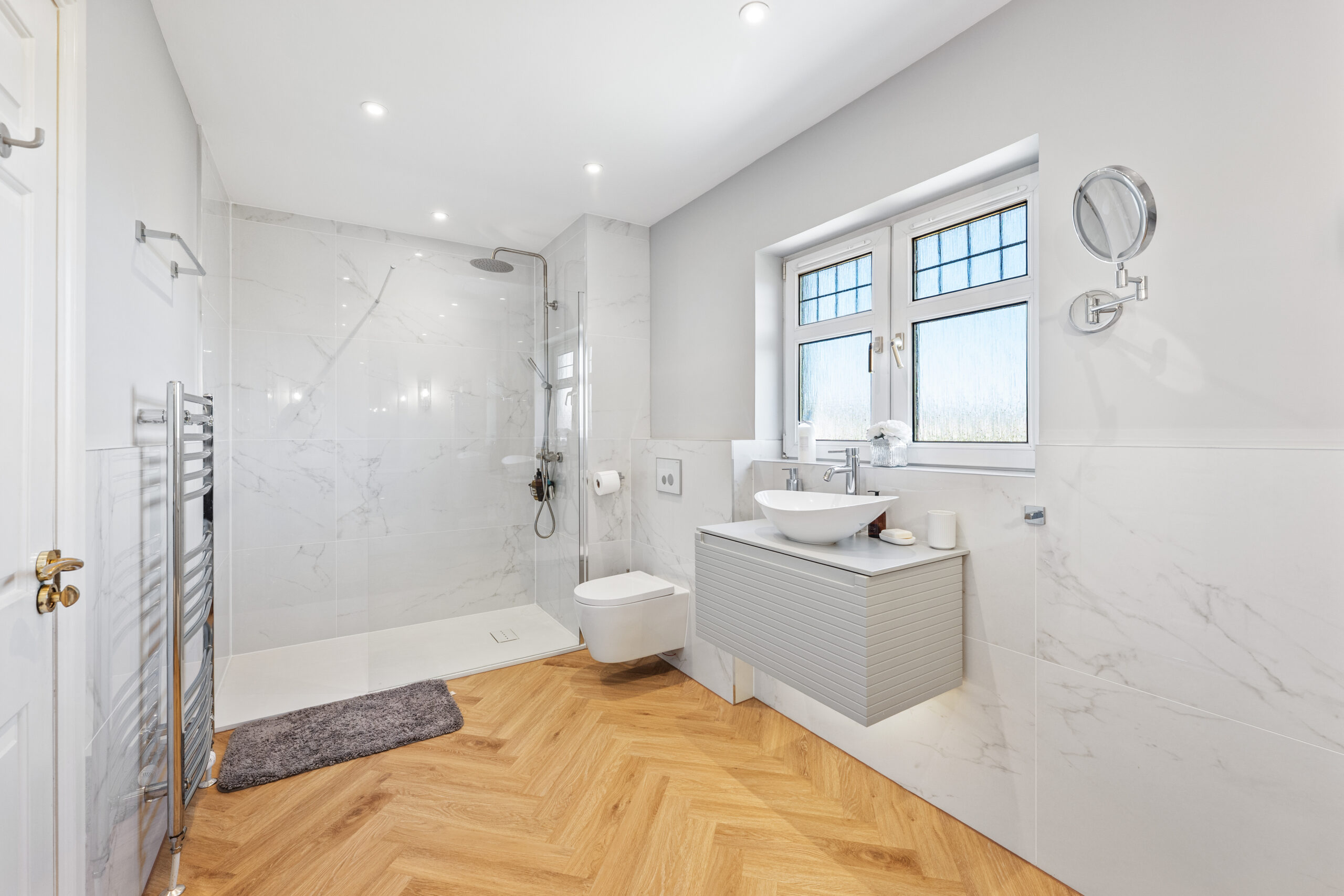 Ensuite to bedroom with dressing table at window 2