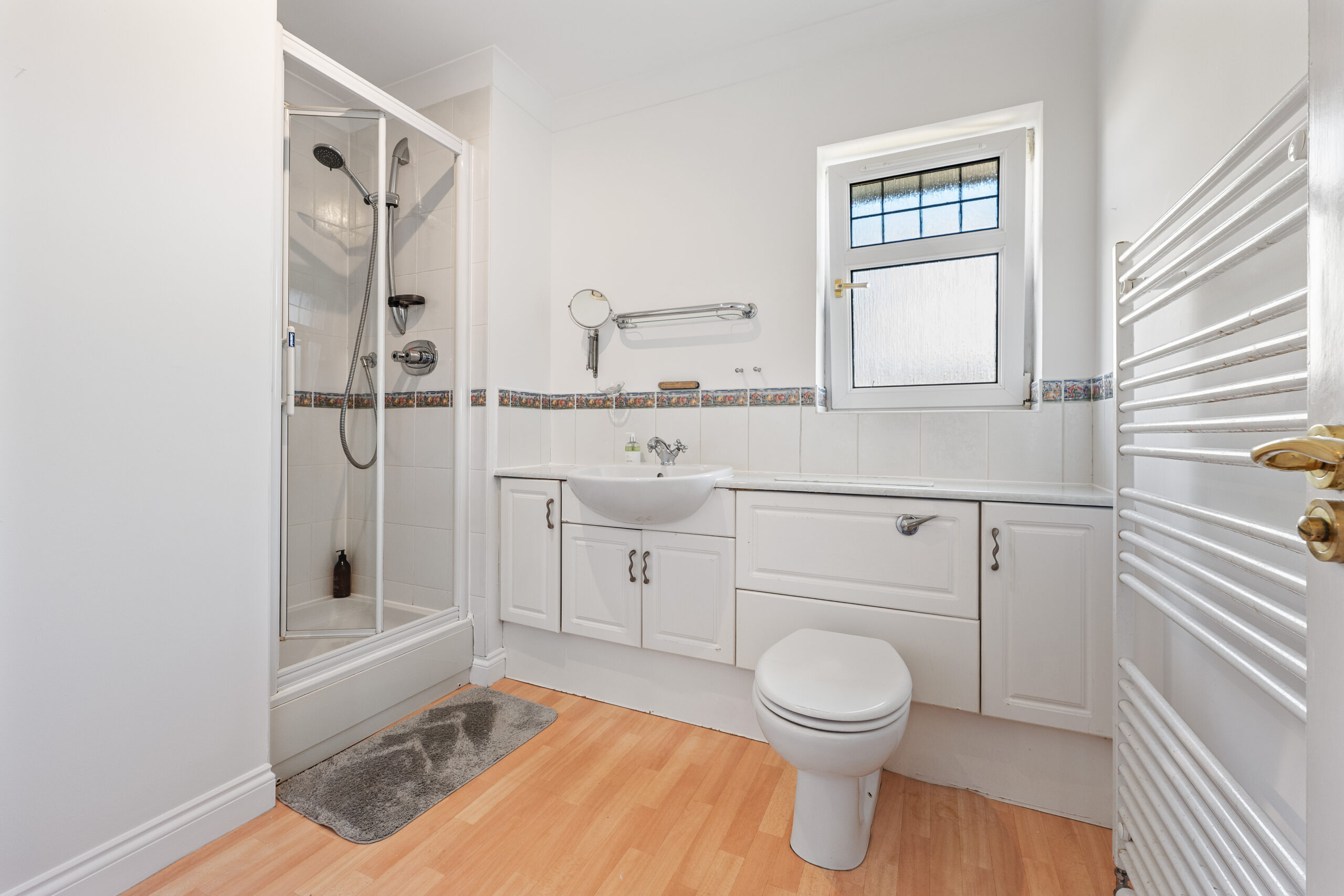 Ensuite to bedroom with pink chair