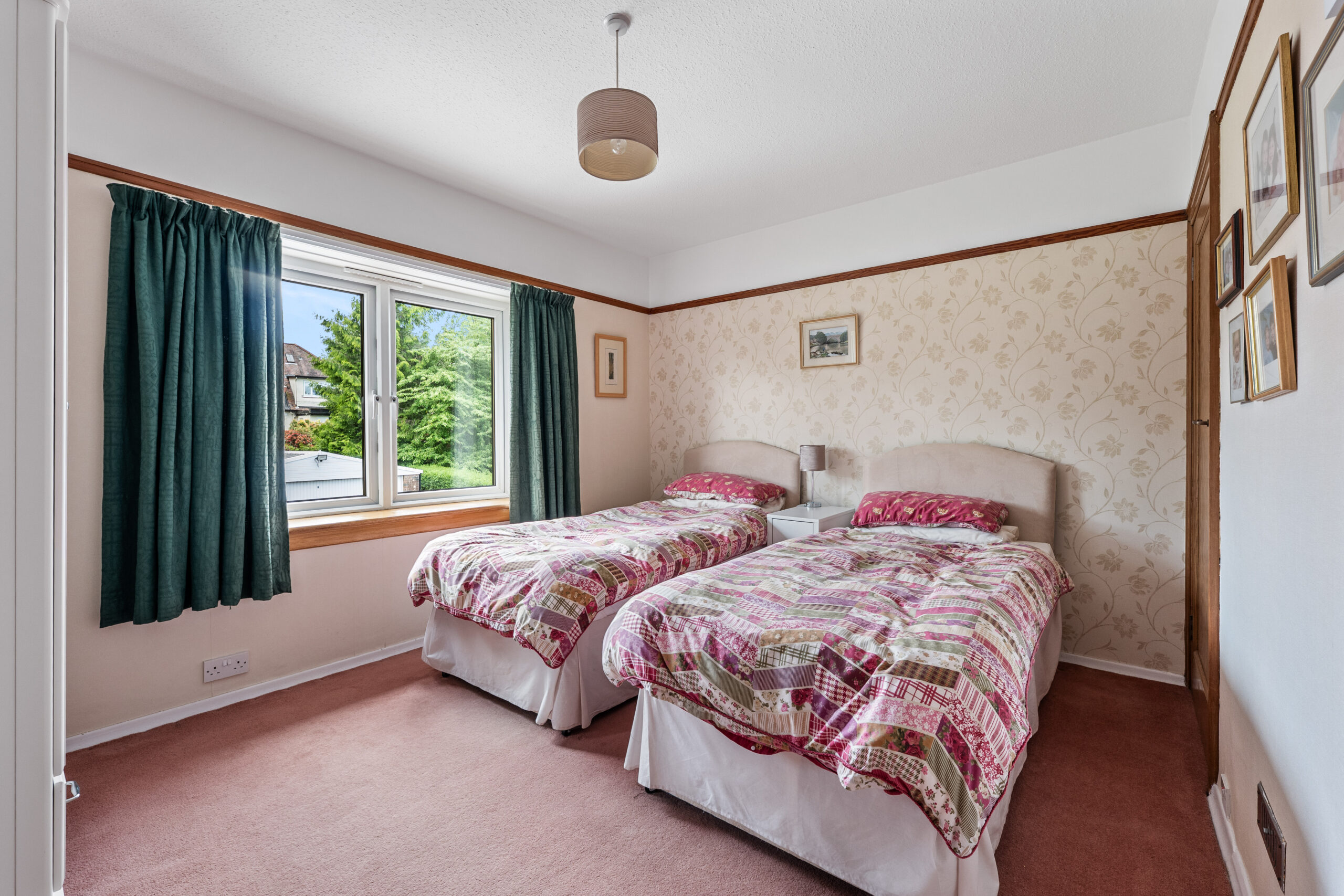 Bedroom with twin beds