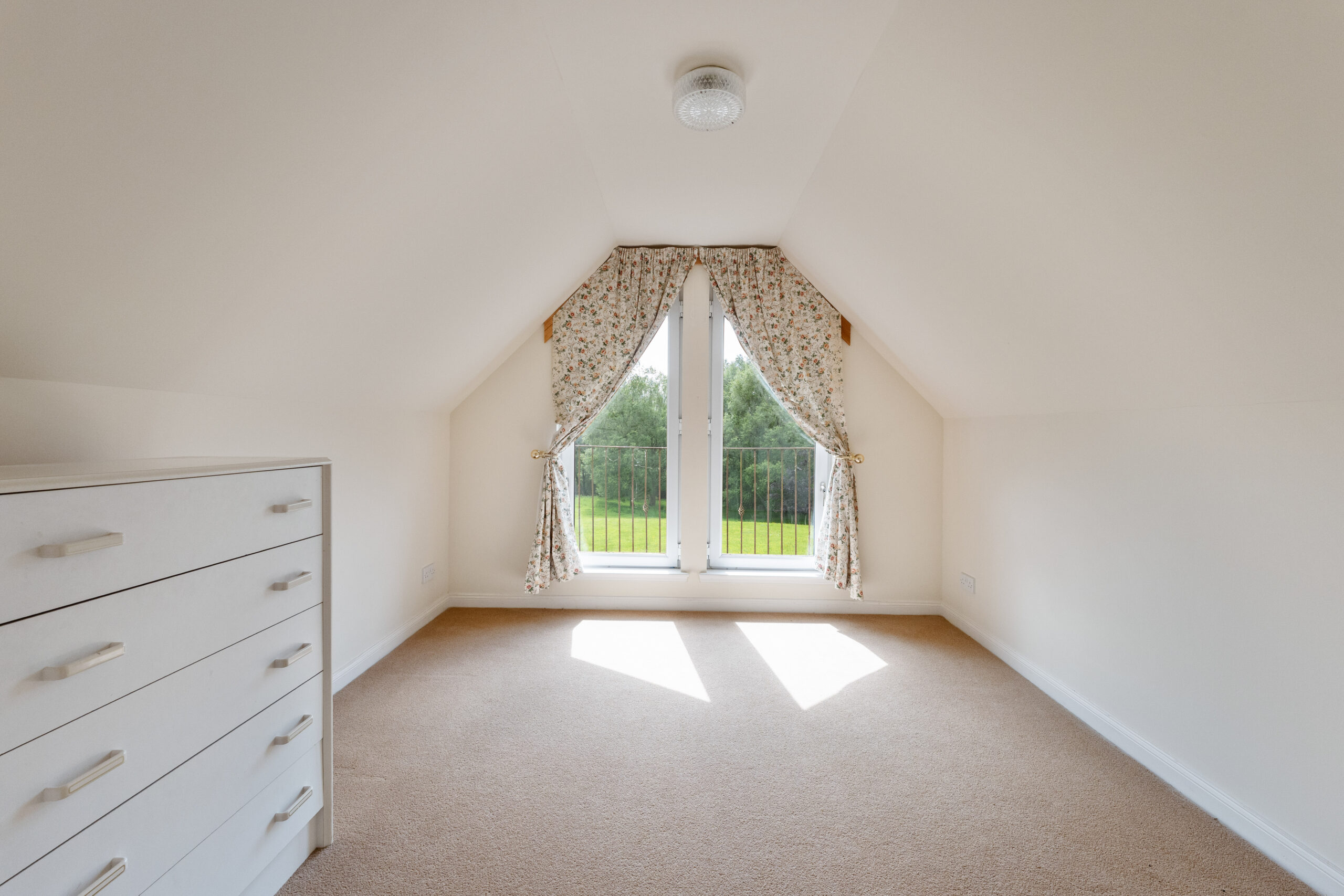 Dressing room to bedroom 1