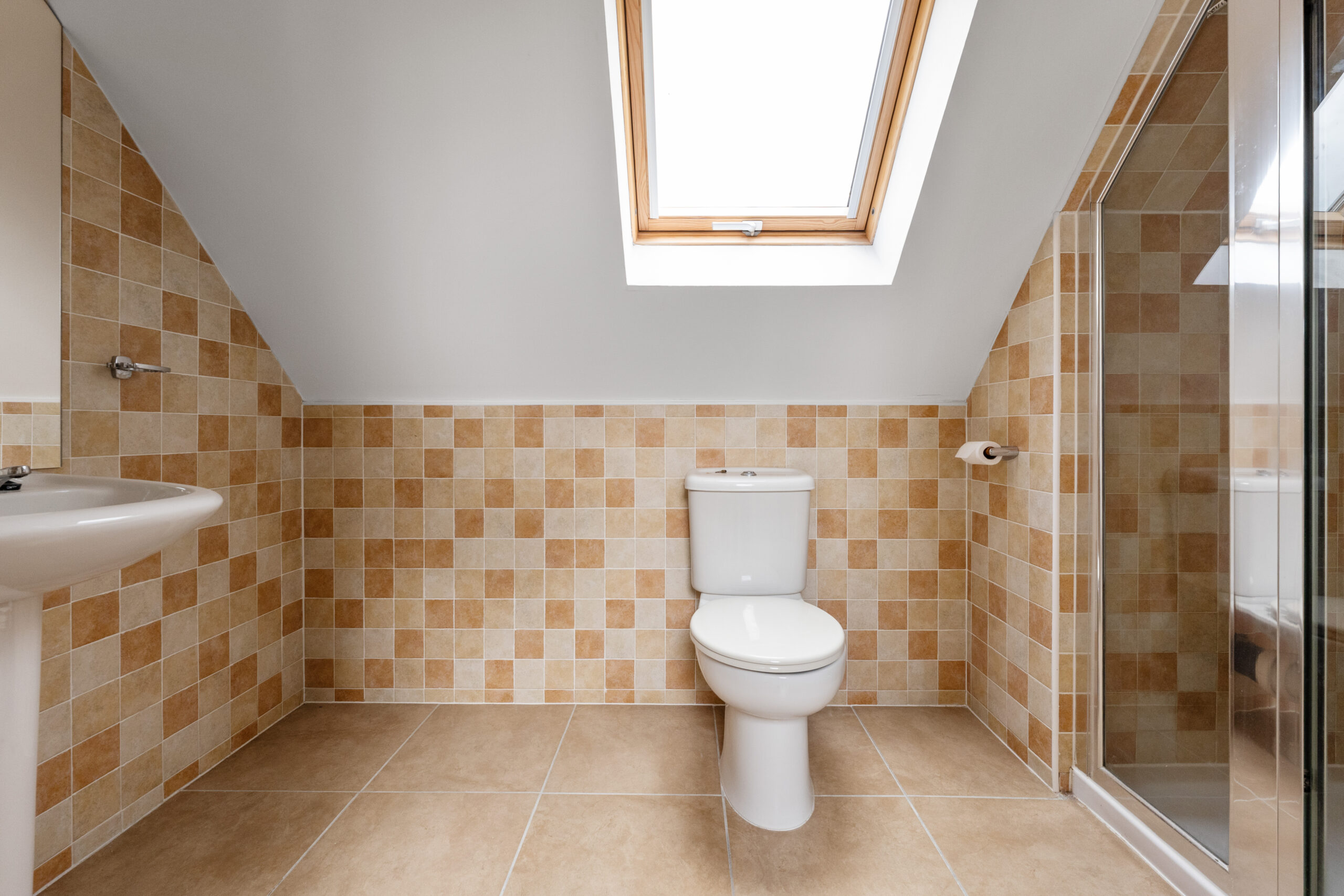 En suite shower room to bedroom 1_2