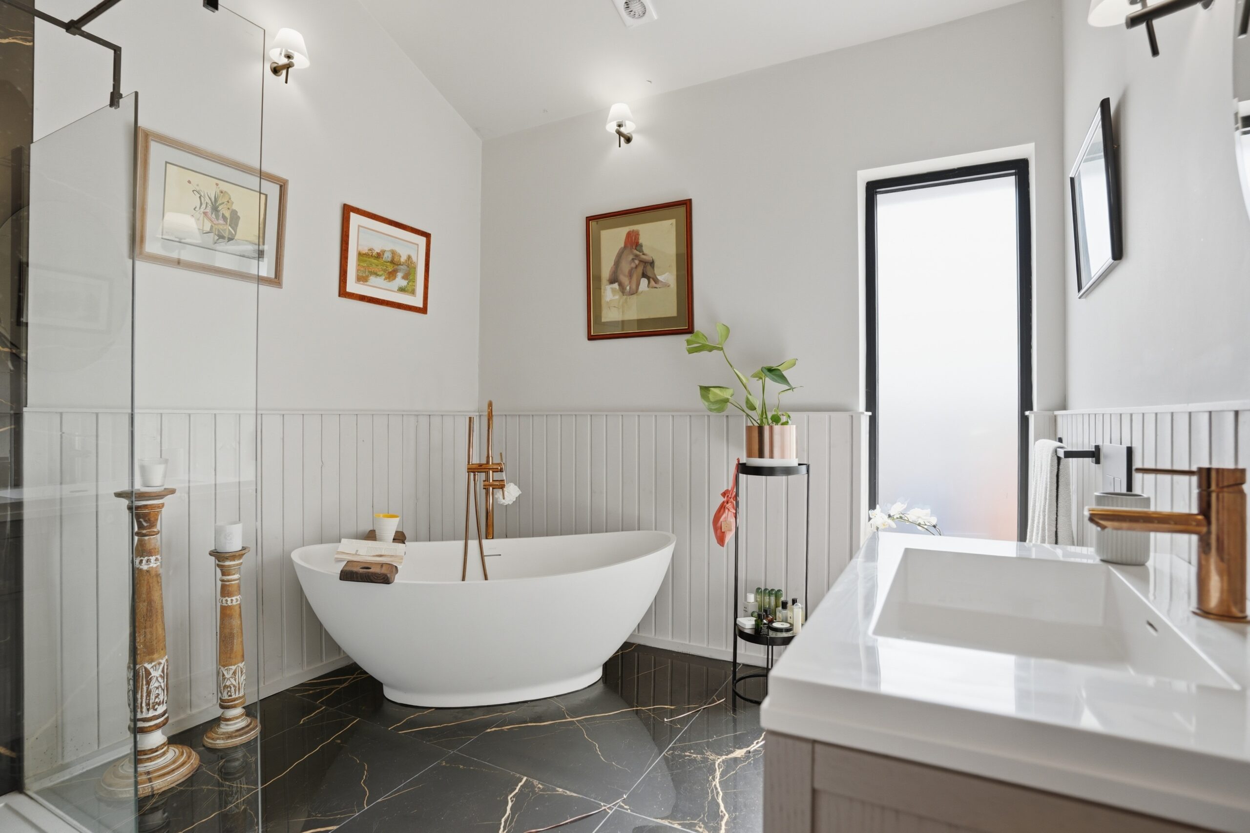 En-suite to primary bedroom 1