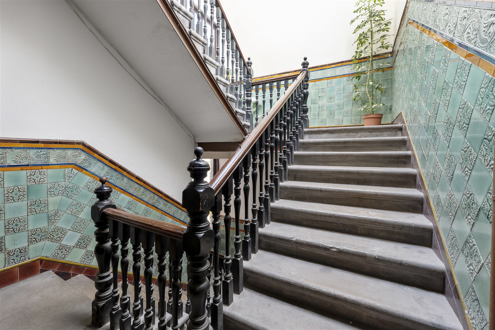 2.1 27 Byres Road 12 (Large)