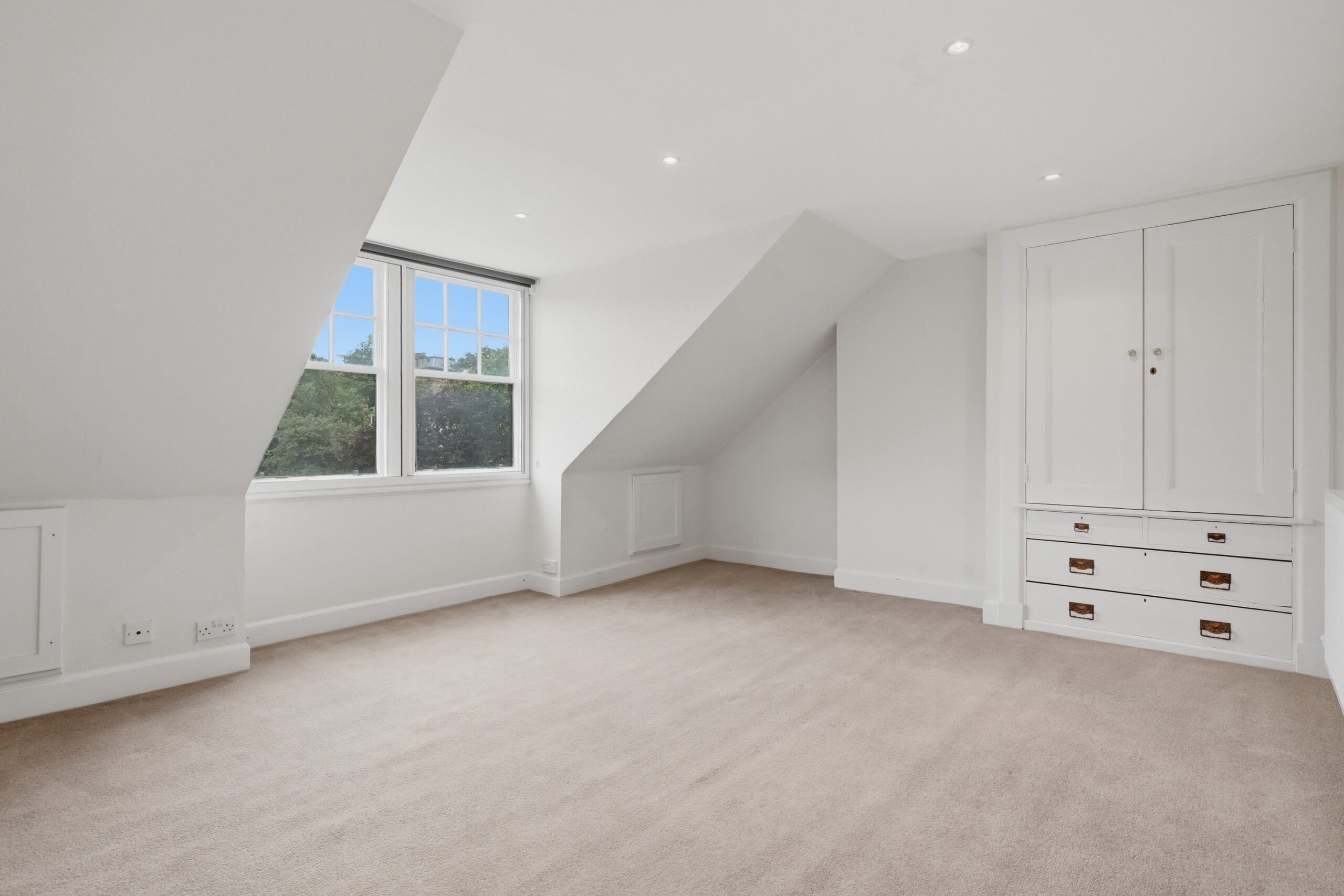 bderoom beige carpet 1